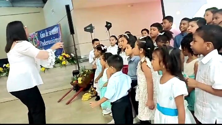 grupo de niños 50 aniversario